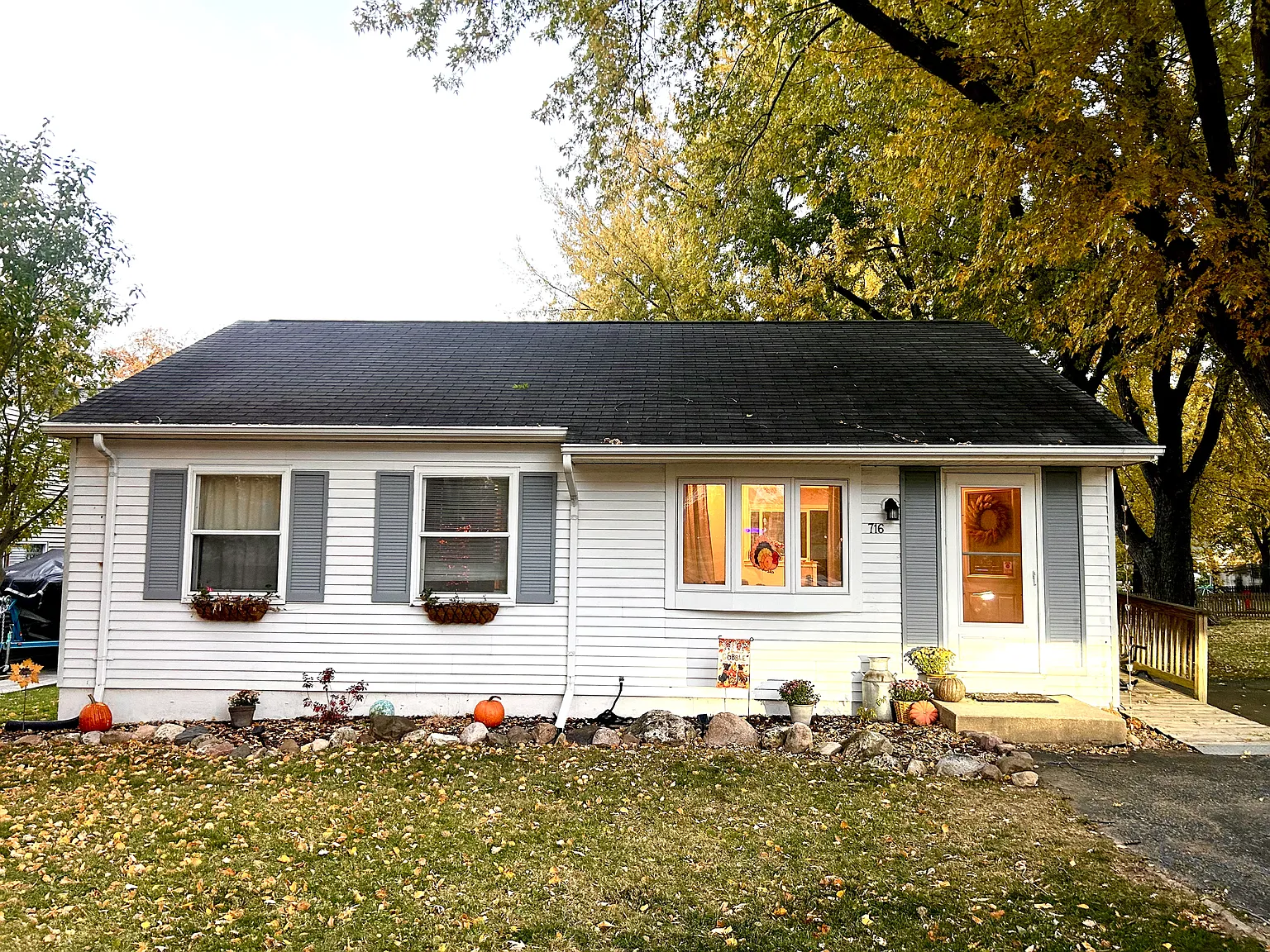 3 bed, 1300 sqft, $2,500 — Photo 1