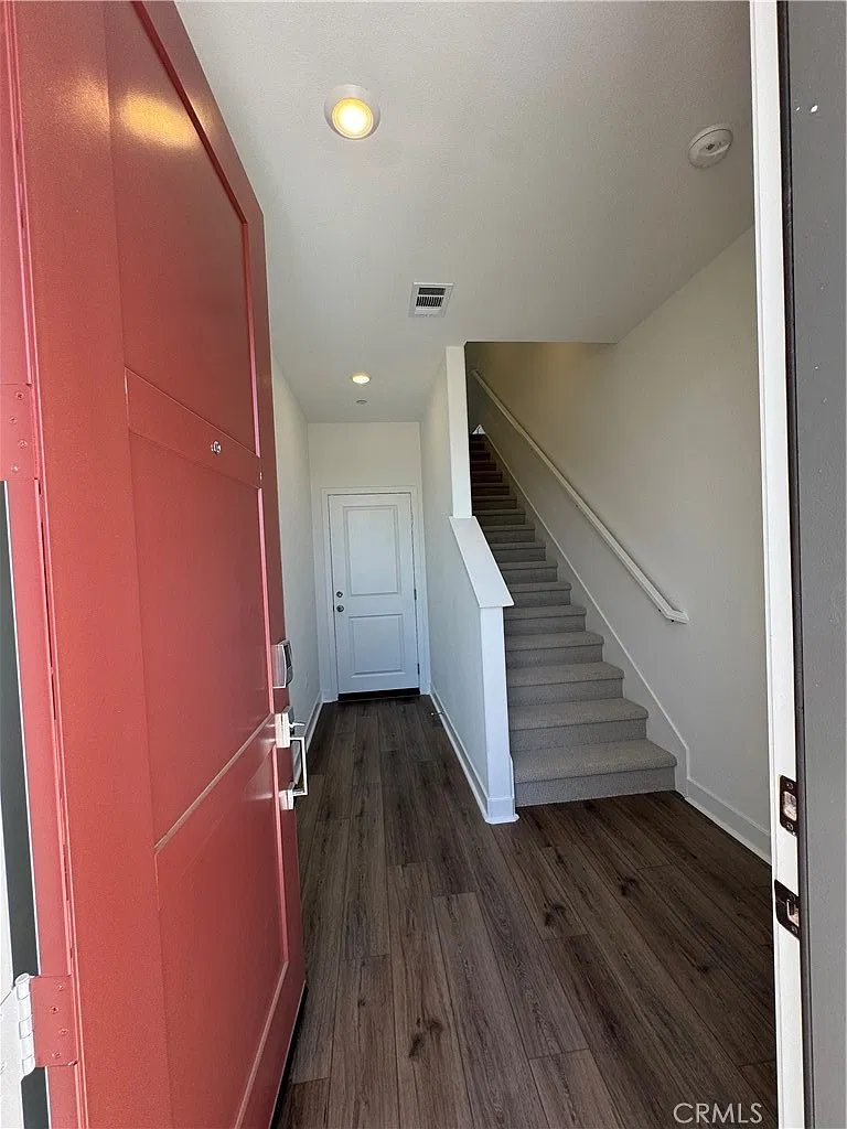 3 bed, 3.5 bath, 1810 sqft, $4,000 — Photo 3
