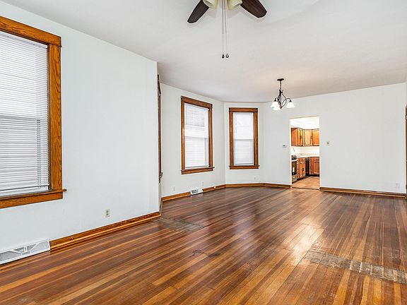 4th image of 2839 Elm St