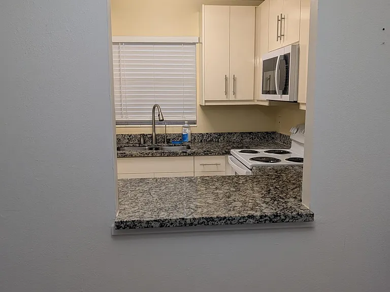 430 SE 2nd Ave #24 — Photo 8
