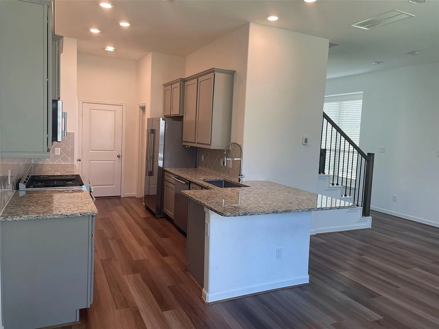 3 bed, 2.5 bath, 1758 sqft, $2,050 — Photo 2