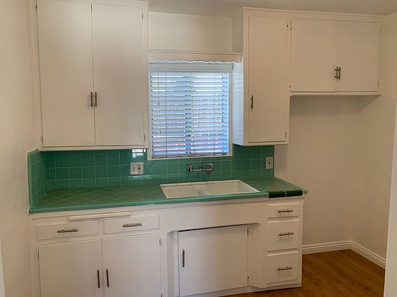 3rd image of 916 1/2 Oakwood St