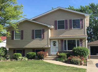 35 Pleasant St, Hoffman Estates, IL 60169