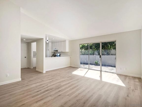 3rd image of 226 Eveningside Gln