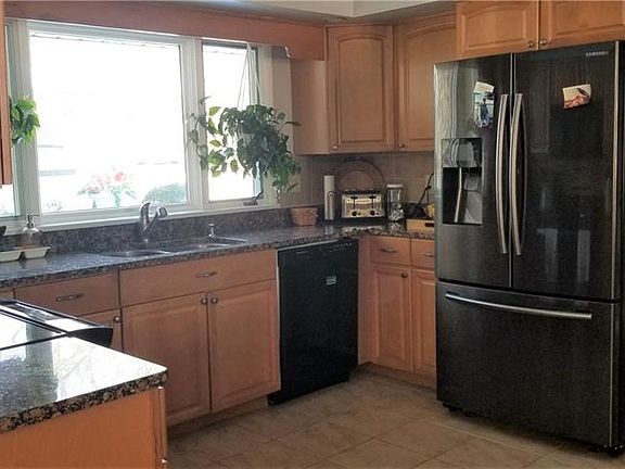 5th image of 12 Wind Ridge Ct