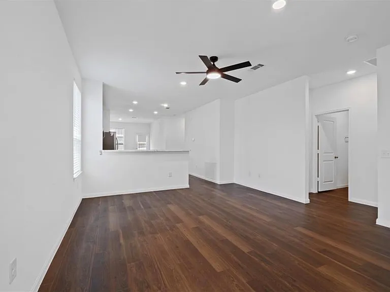 25849 Hedgerow Dr — Photo 2