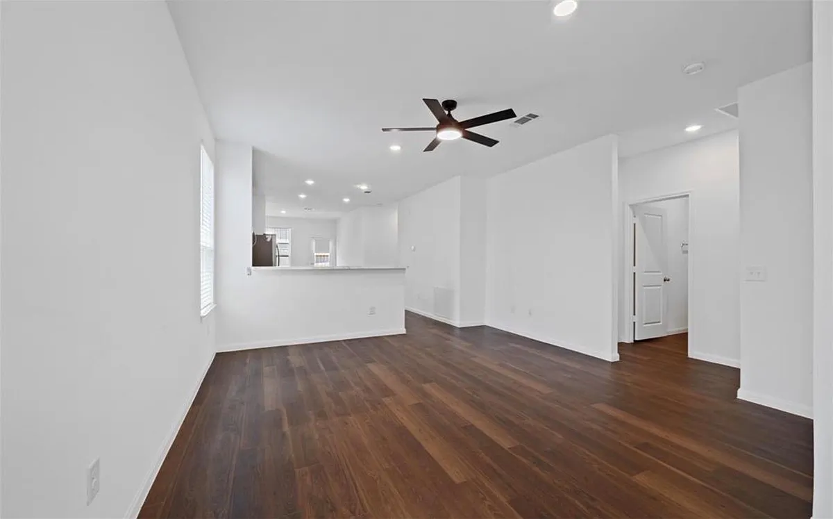 Building Photo - 25849 Hedgerow Dr
