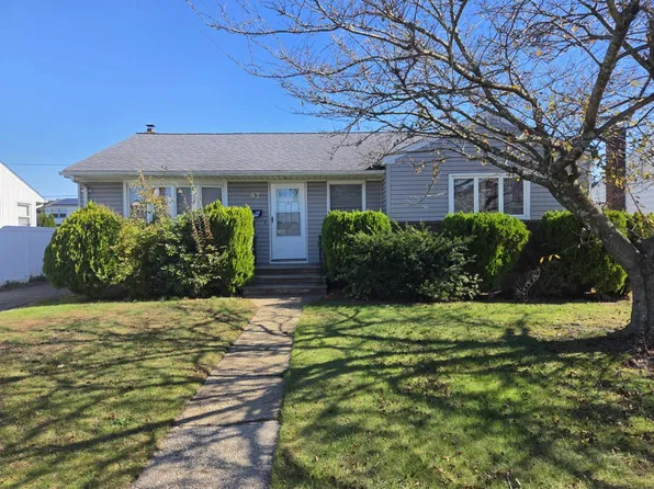 47 Garden Blvd, Hicksville, NY 11801