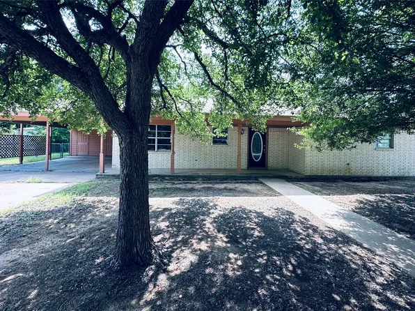 303 N Victor St, Comanche, TX 76442