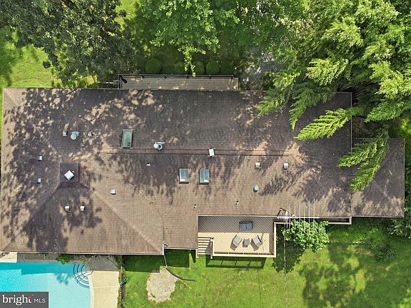 3rd image of 15696 Edgegrove Rd
