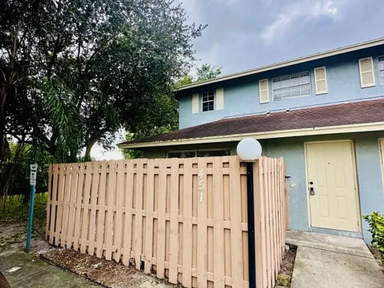 451 Cypress Way W — Photo 4