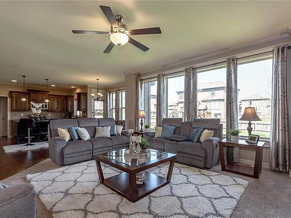 4th image of 513 SW Lake Side Ct