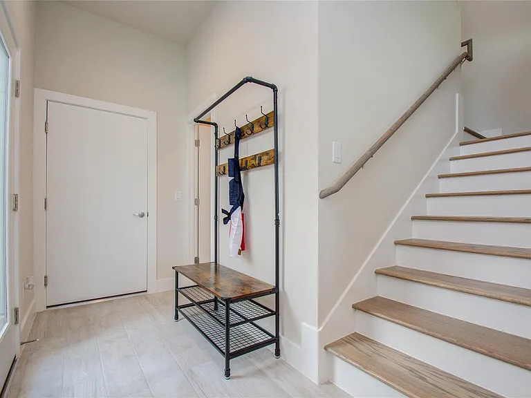 4914 Noble St — Photo 4