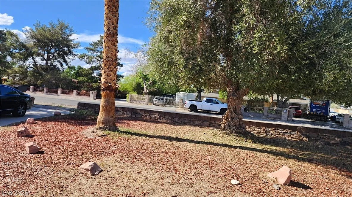 5 bed, 2.5 bath, 2565 sqft, $4,500 — Photo 4