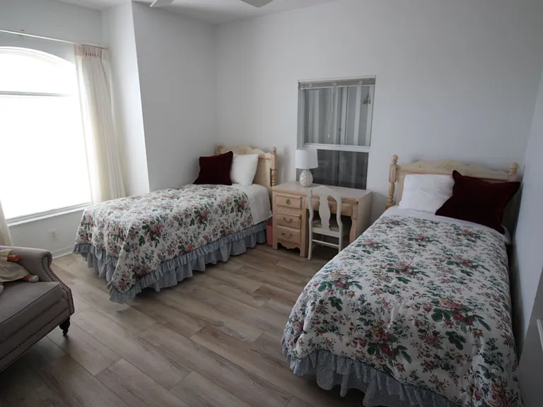 450 Sorrento Ct — Photo 27