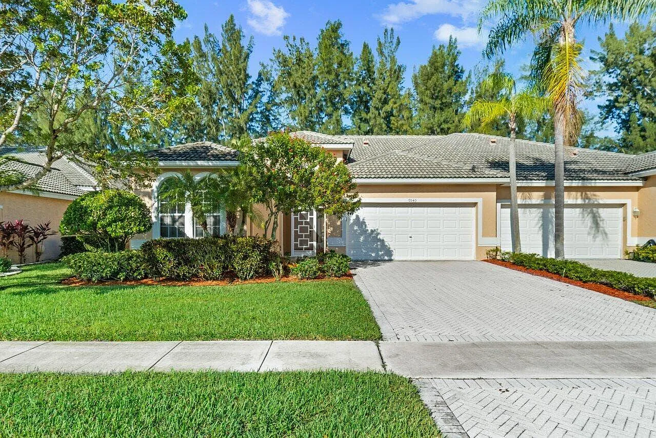 3 bed, 2.0 bath, 1633 sqft, $9,000 — Photo 2