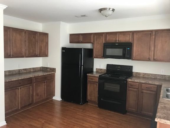3rd image of 136 Oakmont Dr APT 1