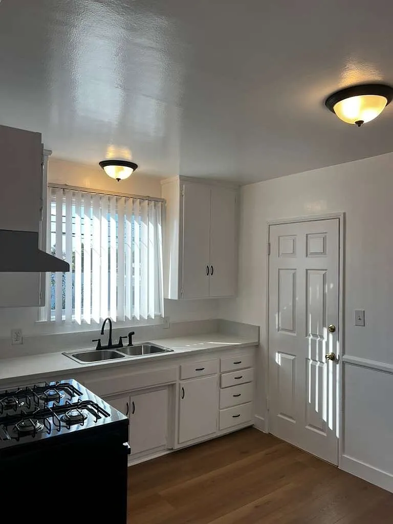 Building Photo - 3607 W 61st St