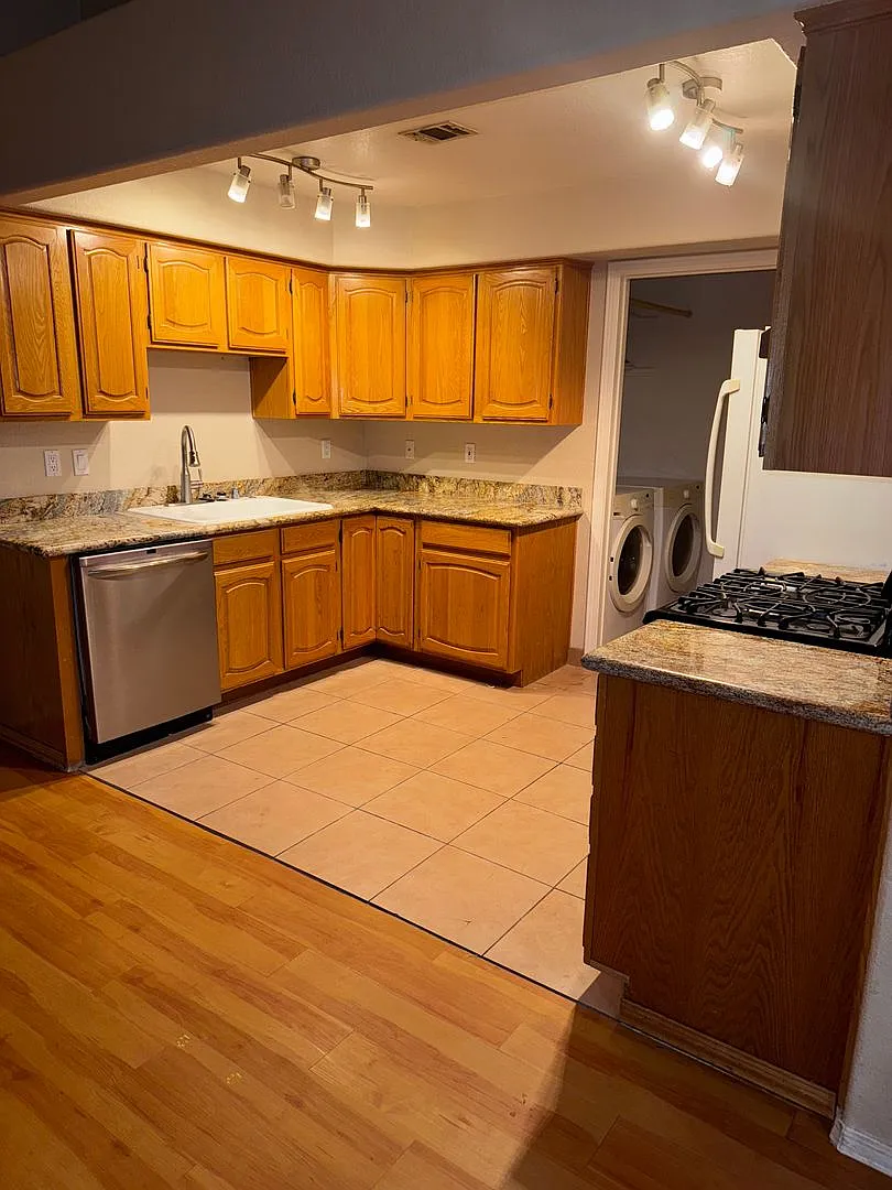 Building Photo - 701 Capri Dr