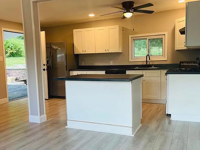1477 Erickson Dr — Photo 6