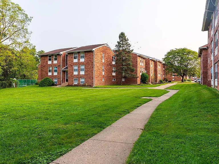 Creekside Apartments — Photo 39