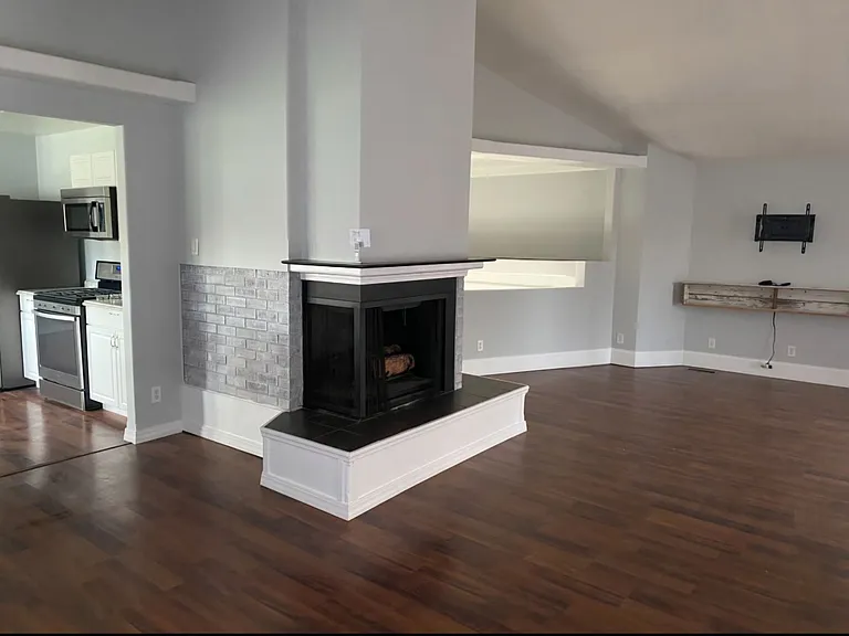 208 E Illinois St — Photo 5