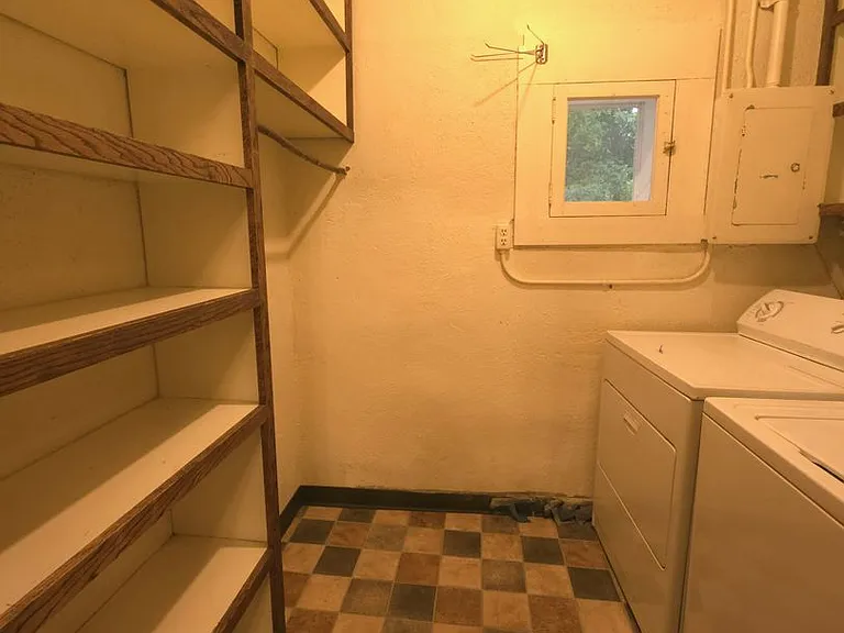 740 University Ave — Photo 8