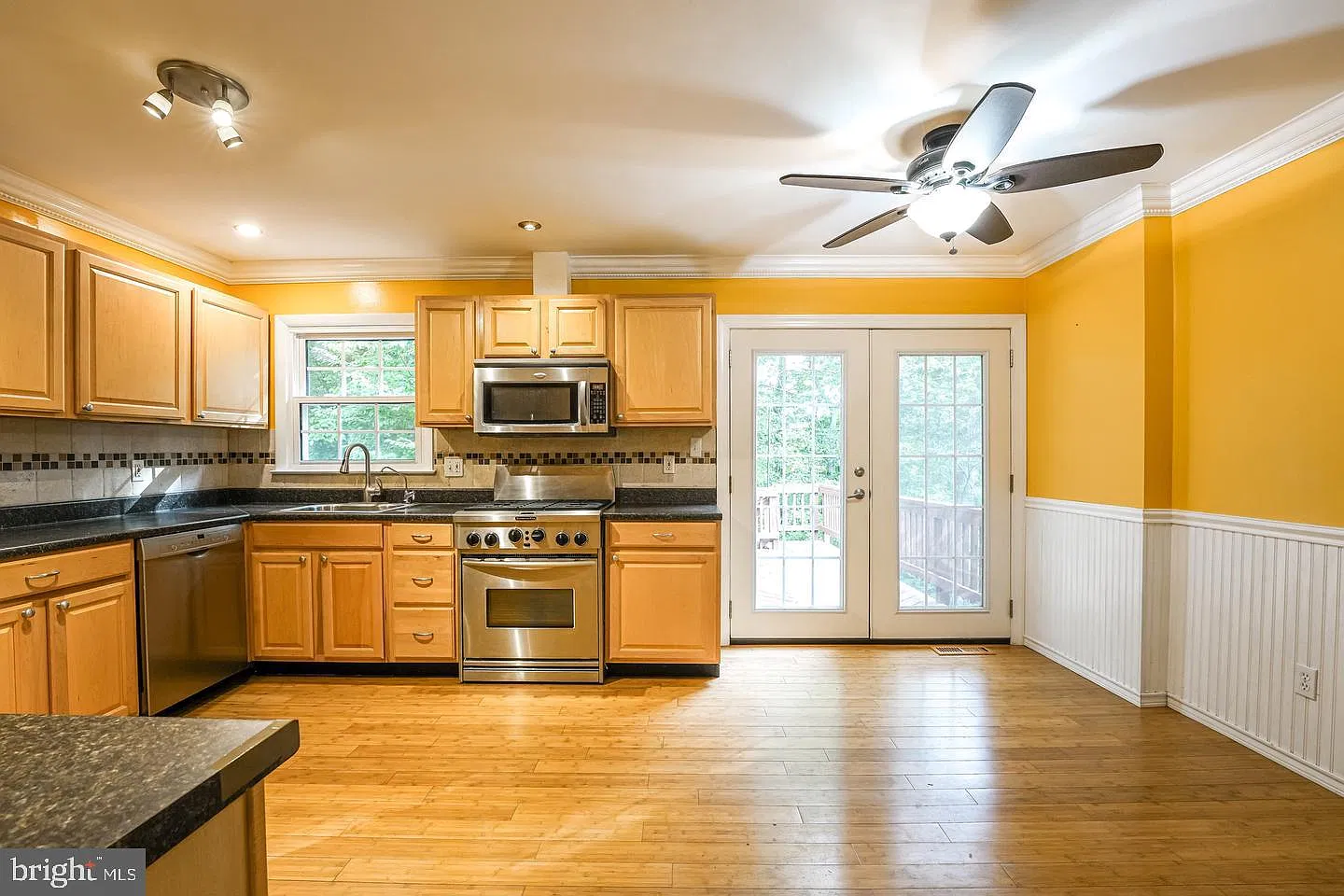 4 bed, 2.5 bath, 2467 sqft, $4,000 — Photo 2