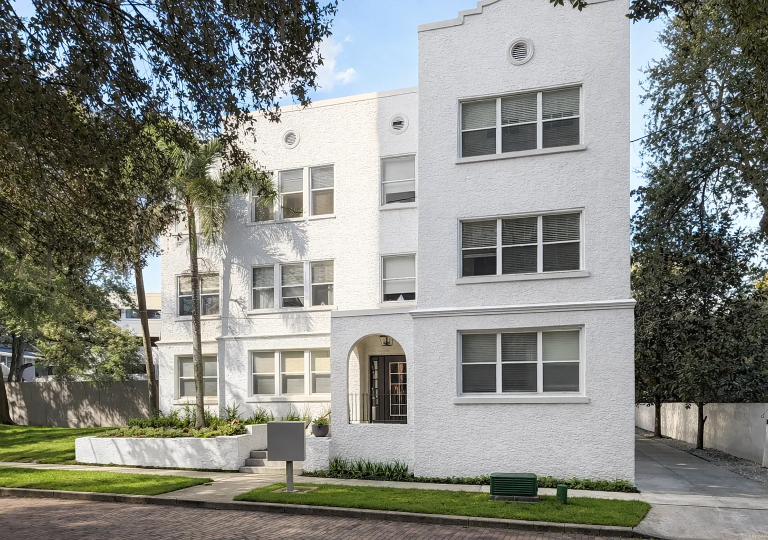 Renovated 2 Bedroom 1 Free Parking Space Located Steps from Lake Eola, Downtown Orlando — Photo 1