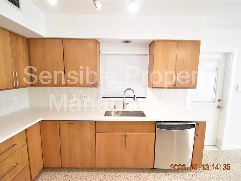 528 Suwanee Cir — Photo 14