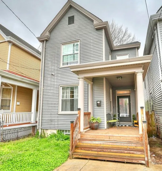 216 E 18th St