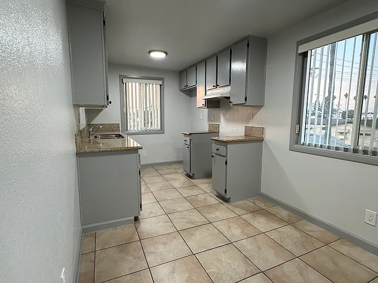 1033 Broad Ave #308 — Photo 5