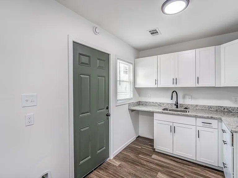 405 W Brooks Rd — Photo 16