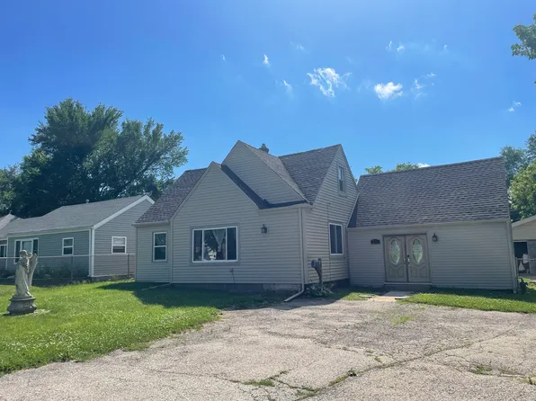110 Forest Glen Dr, Round Lake Park, IL 60073