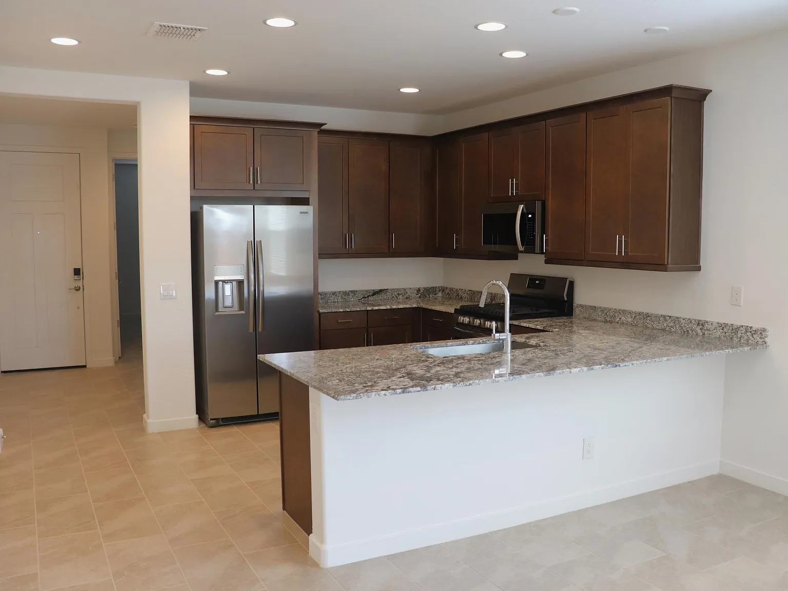 5 bed, 1953 sqft, $2,395 — Photo 2