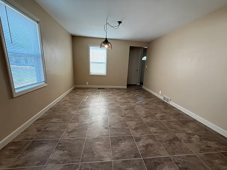 2119 Riverside Dr NE — Photo 4