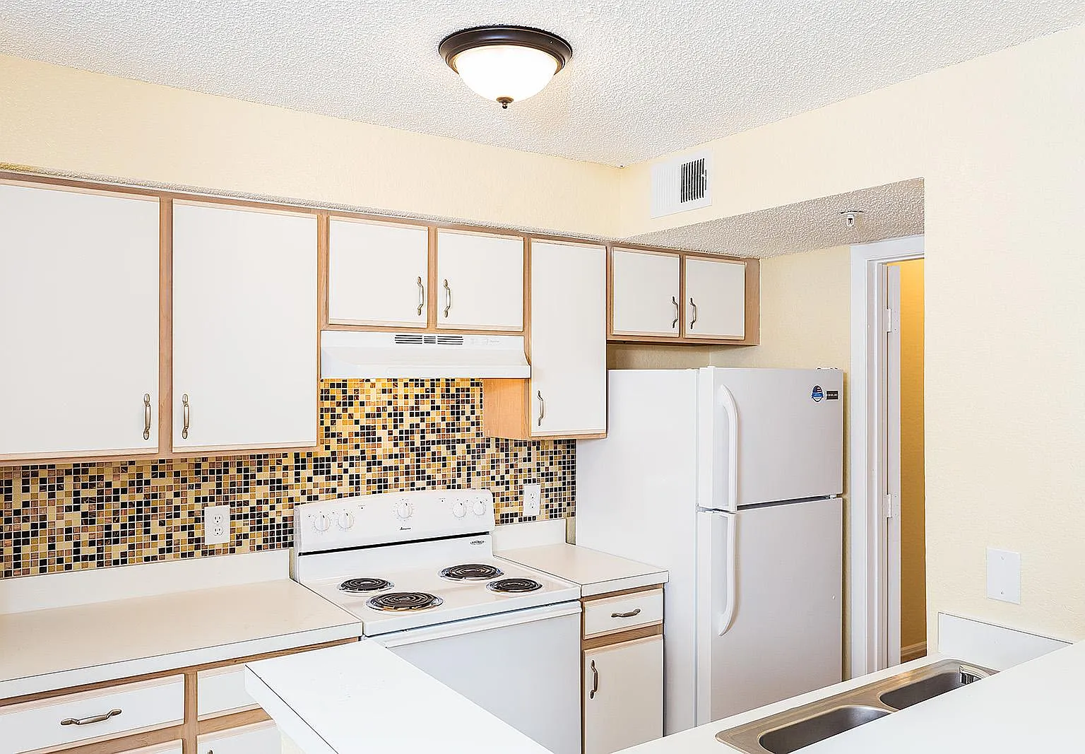 2 bed, 872 sqft, $1,565 — Photo 3