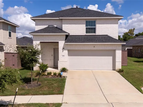 402 Flycatcher Ct, Clute, TX 77531