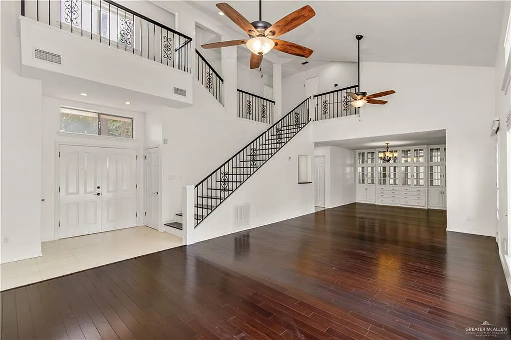 2 bed, 2.5 bath, 2100 sqft, $2,300 — Photo 2