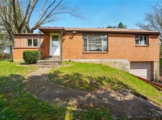 122 Springhouse Dr, Butler, PA 16001