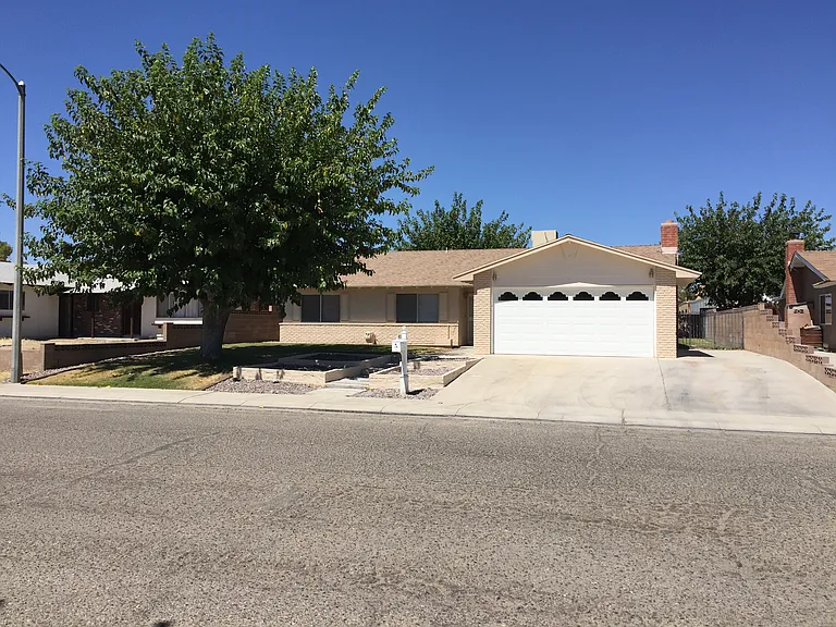425 Peg St — Photo 2