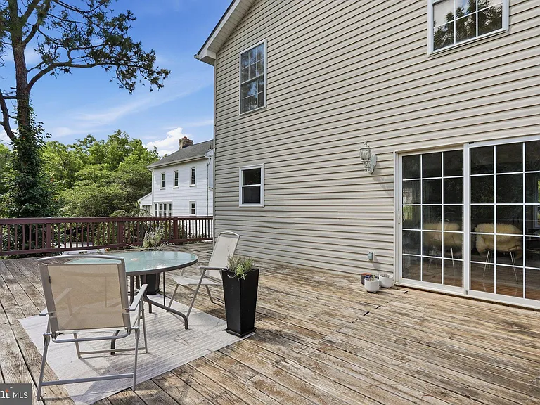 19 Fairview Ave — Photo 35