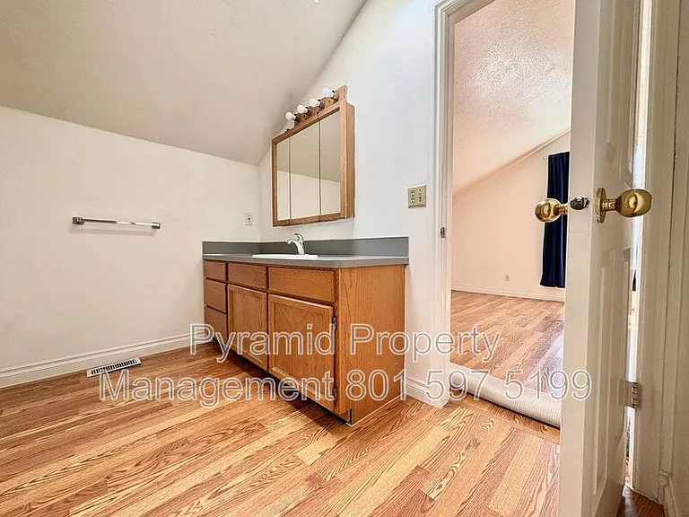 1099 W Shepard Ln — Photo 5