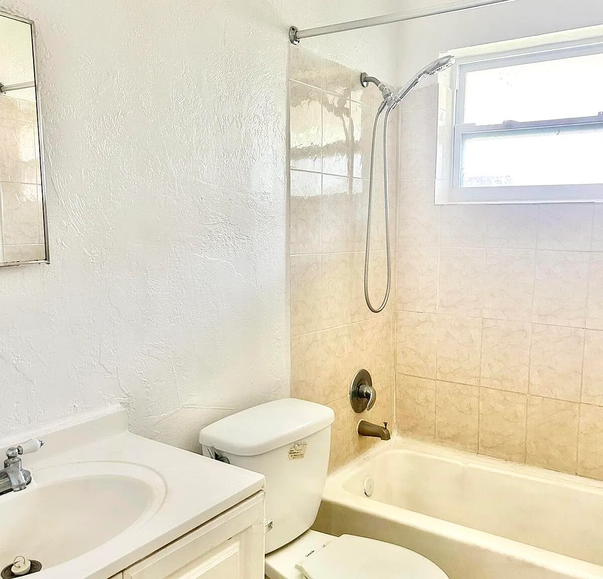 2 bed, 1.0 bath, 3233 sqft, $1,650 — Photo 3