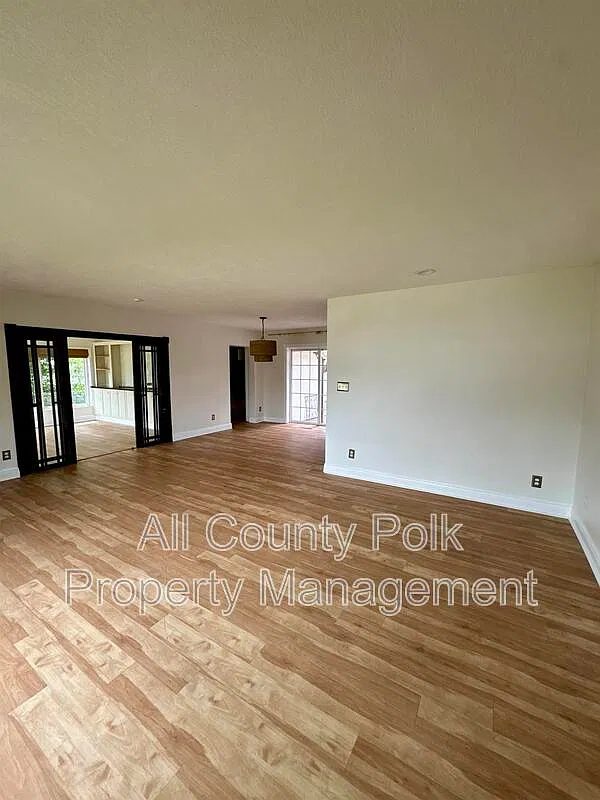 3 bed, 2.0 bath, 2060 sqft, $2,595 — Photo 2