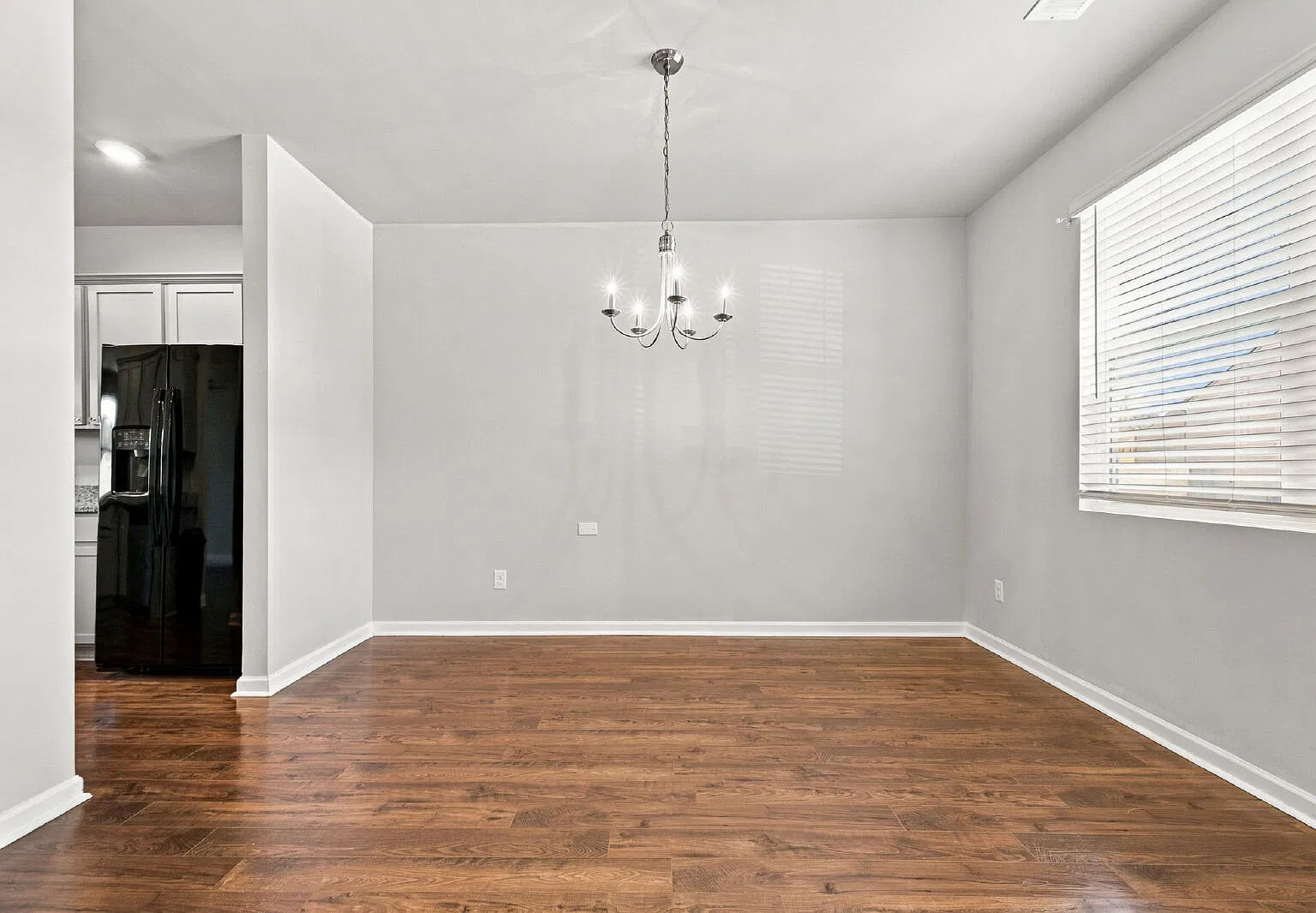 5 bed, 3.0 bath, 2533 sqft, $2,500 — Photo 2