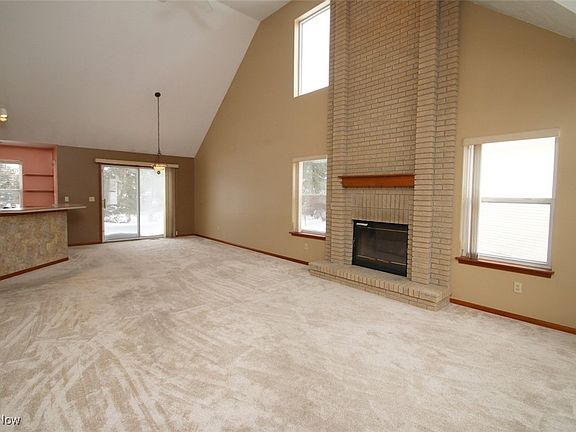 3rd image of 128 Cedar Gln