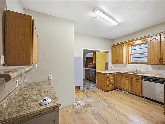 5th image of 563 E Park St