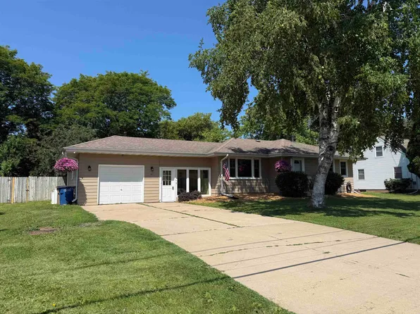 151 S Oakwood Rd, Oshkosh, WI 54904