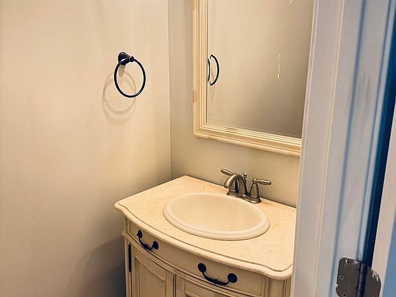 4th image of 108 Chandler Dr APT B